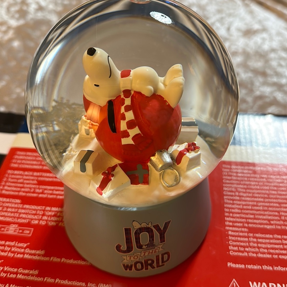 Peanuts, snoopy joy to the world snow globe